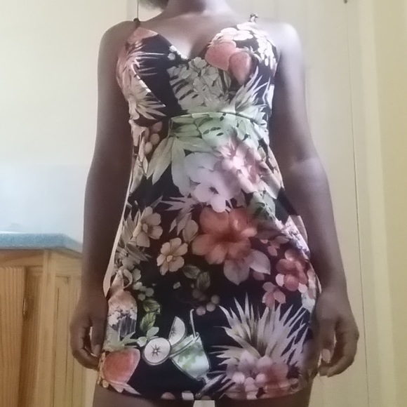 Bodycon, Peplum, Floral Dress w/ Low-Cut Back - Picture 3 of 3